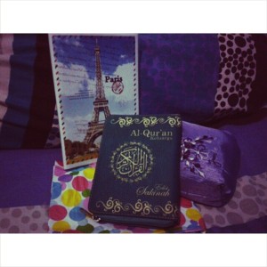 Kado. Notes dengan cover Paris, Al-Quran dan Mukenah. 